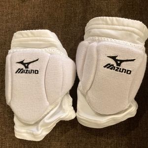 Girls/Women’s Mizuno white volleyball knee pads.  Size medium